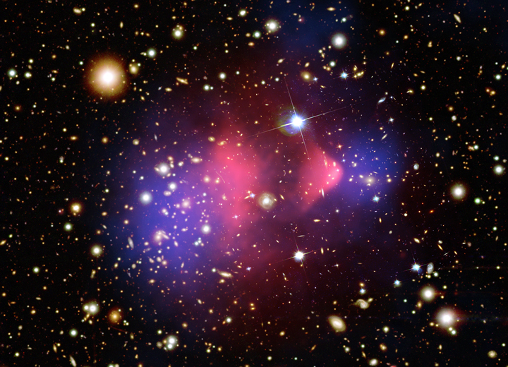 1E0657: 弾丸銀河団(Bullet Cluster) (X線: NASA/CXC/CfA/M.Markevitch et al.; 可視光: NASA/STScI; Magellan/U.Arizona/D.Clowe et al.; 質量分布: NASA/STScI; ESO WFI; Magellan/U.Arizona/D.Clowe et al.)