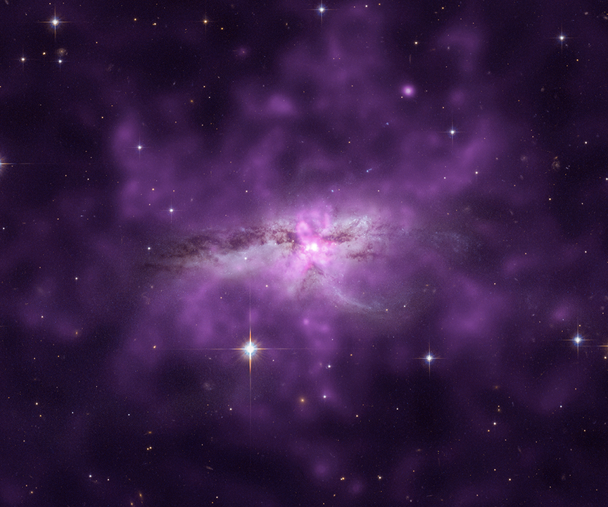 NGC 6240: 合体する渦巻銀河 (X線 (NASA/CXC/SAO/E.Nardini et al); 可視光 (NASA/STScI))